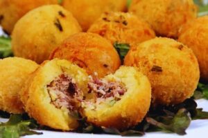 Bolinho de mandioca com carne seca
