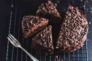 Bolo de chocolate com água quente fofinho e úmido perfeito para café da tarde ou aniversários