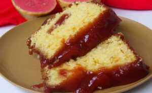 Com sabor de roça esse bolo de fubá com goiabada conquista na primeira fatia