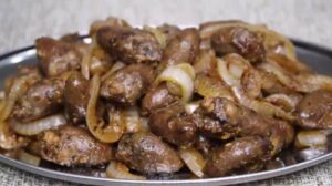 Com preparo rápido e resultado incrível, o coração de frango na panela de pressão é sucesso