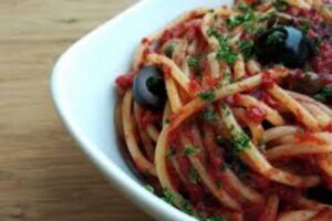 Espaguete à Puttanesca: Um Clássico Rebelde
