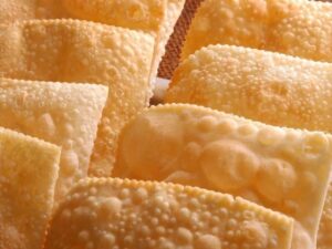 Perfeita para improvisar lanches, massa de pastel com dois ingredientes salva qualquer momento