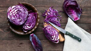 O passo a passo de como plantar repolho roxo que vai facilitar sua horta