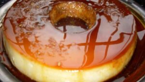 Essa receita de pudim com leite em pó transforma poucos ingredientes em algo especial