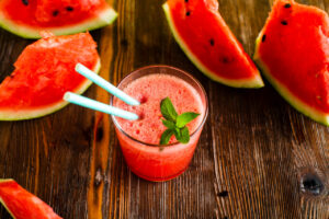 Suco de melancia gelado e refrescante perfeito para os dias quentes em família