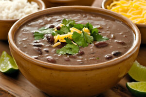 Tutu de feijão saboroso e encorpado que traz o gosto da comida mineira de raiz