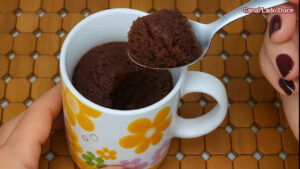 Bolo de Caneca de Chocolate fofinho e rápido que traz conforto em poucos minutos