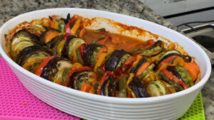 Ratatouille colorido saudável e saboroso prato francês perfeito para encantar em qualquer refeição