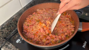 Arroz com linguiça soltinho e saboroso que lembra almoços de domingo em família