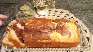 Bolo mesclado fofinho de liquidificador com massa leve e sabor irresistível para o café da tarde