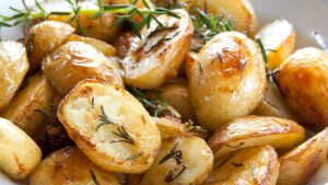 Como fazer batata assada com alecrim crocante