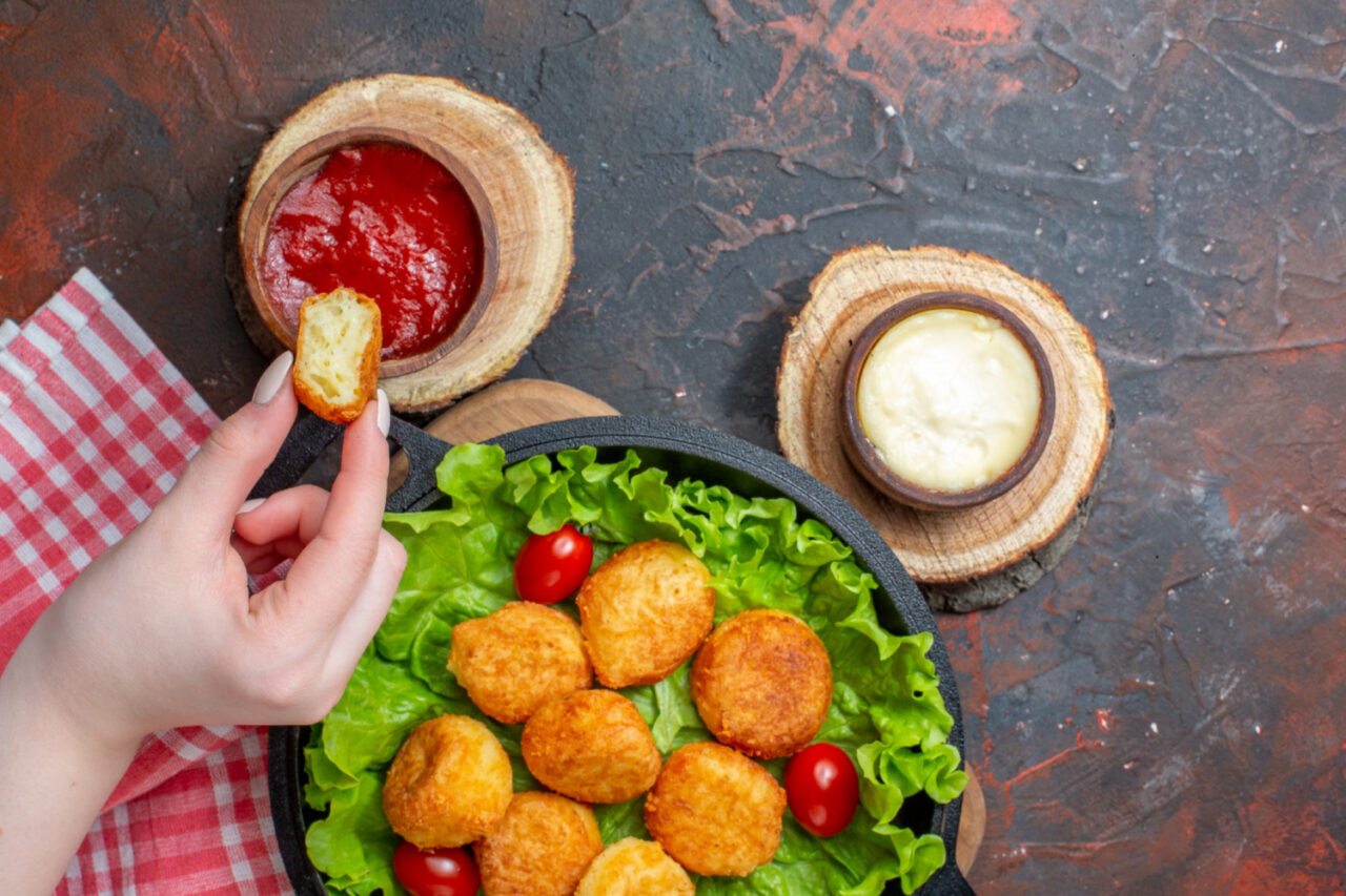 Bolinha de Queijo Cremosa com Mucarela derretida1 e1744828463280