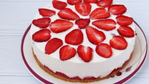 Como fazer bolo de morango simples e caseiro