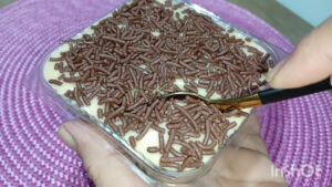 Bolo de Pote fofinho que lembra festa de aniversário e carinho em camadas