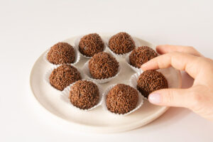 Como Fazer Brigadeiro Sem Leite Condensado Saboroso e Cremoso que Resgata a Infância de Forma Diferente