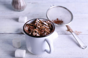 Brownie de caneca prático e rápido feito no micro-ondas perfeito para matar a vontade de doce