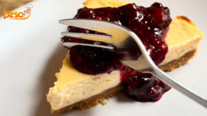 Cheesecake Saudável com Geleia de Frutas Vermelhas que lembra sobremesa de domingo