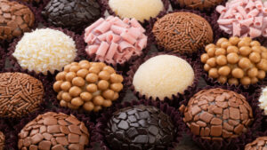 Brigadeiro de Limão com Chocolate Branco Cremoso que Resgata Memórias Afetivas das Festas
