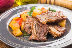 Costela com aipim na panela de pressão macia suculenta e com sabor de comida caseira que lembra almoços de domingo