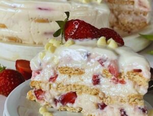 Torta de Biscoito com Creme e Morangos