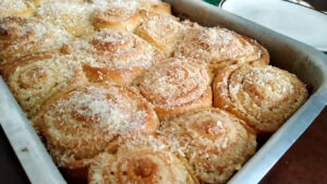 Fatias Húngaras macias e caramelizadas com coco que remetem à infância