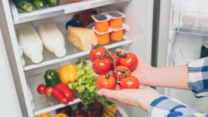 A melhor forma de organizar a geladeira para evitar desperdícios