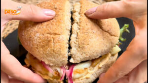Hambúrguer Caseiro que Une Sabor Artesanal e Memórias de Reuniões em Família