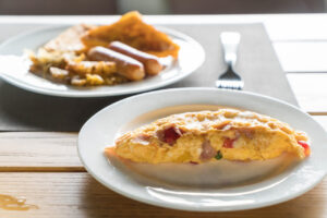 Omelete simples e fofinha cheia de sabor perfeita para café da manhã ou janta rápida em família