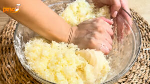 Pão de queijo mineiro fofinho e quentinho que traz memórias da cozinha da vovó