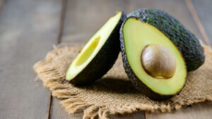 Plantar abacate em casa pode ser mais simples do que você imagina