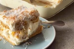 Essa Sobremesa Cremosa de Coco com Bolacha some rapidinho da travessa