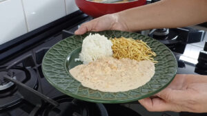 Estrogonofe de camarão cremoso e sofisticado que transforma qualquer refeição em um momento especial