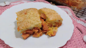 Torta de salsicha fofinha e cremosa perfeita para lanches rápidos e reuniões em família