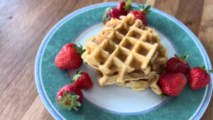 Waffle dourado e fofinho que transforma qualquer café da manhã em um momento especial em família
