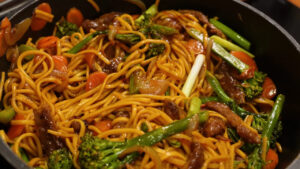 Yakisoba caseiro o prato oriental que virou tradição nas mesas brasileiras