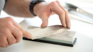 Como afiar facas em 1 minuto usando apenas papel alumínio