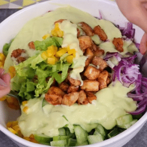 Salada de Frango com Molho de Abacate Cremoso em 20 Minutos com Nestlé