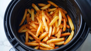 Batata Frita na Air Fryer Crocante e Dourada que Resgata o Sabor de Reuniões em Família