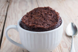 Bolo de Caneca Simples e Rápido que Mata a Vontade de Doce e Relembra Momentos Aconchegantes em Casa