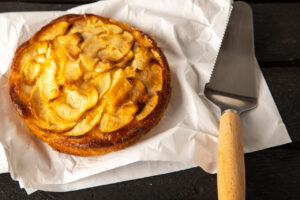 Bolo de Maçã e Canela fofinho aromático e cheio de sabor perfeito para tardes aconchegantes em família