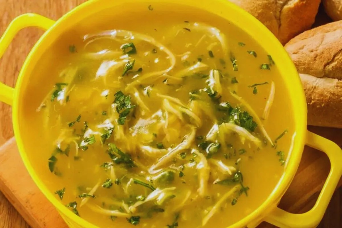 caldinho de mandioquinha com frango cremoso e nutritivo.webp