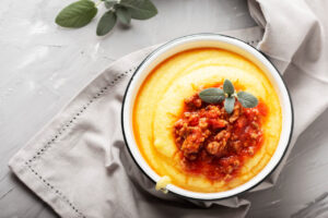 Polenta cremosa e saborosa prato tradicional que aquece o coração e combina com momentos em família