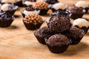 Brigadeiro sem leite condensado cremoso e delicioso para matar a vontade de doce em qualquer momento