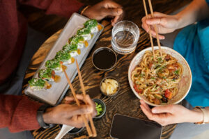 Yakissoba Oriental Colorido e Saboroso que Resgata os Momentos de Refeições em Família