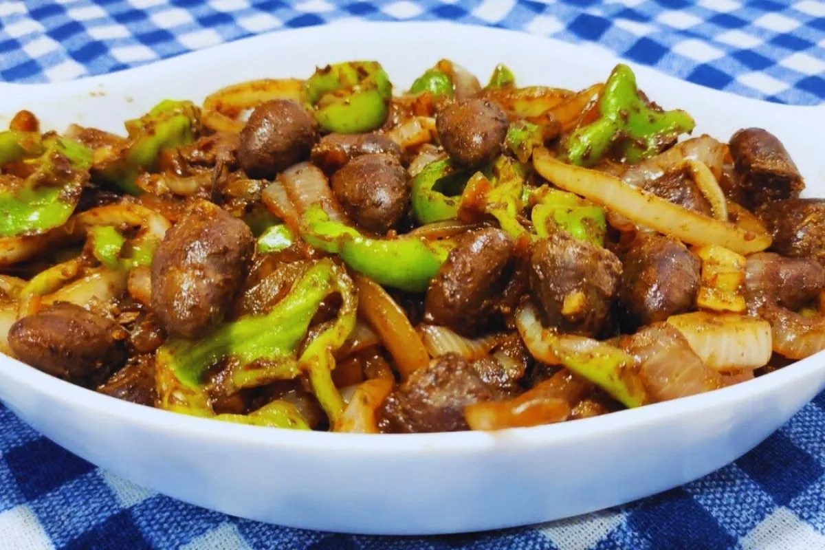 coracao de frango acebolado.webp