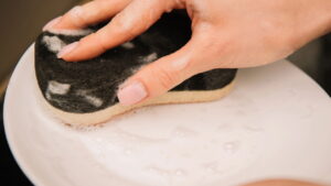 É com esta frequência que você deve substituir sua esponja de lavar louça