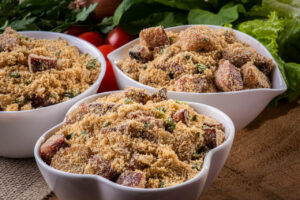 Farofa de Banana da Terra que lembra almoço de domingo e mesa de família