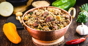 Feijão tropeiro mineiro fácil que vai conquistar sua mesa