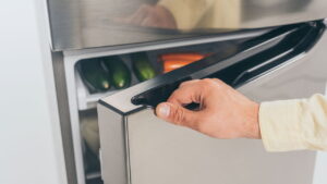 Quando sua geladeira não fechar mais corretamente, conserte a vedação com este truque barato e caseiro