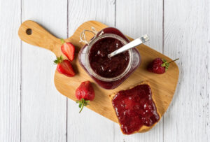 Geleia de Morango caseira doce natural e irresistível que lembra a infância e os cafés da manhã em família